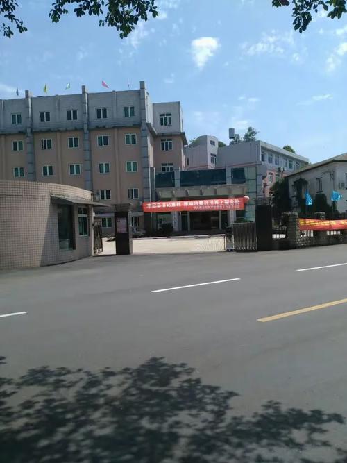 这栋楼建厂时是招待所,工厂新修了宾馆后改成办公室了